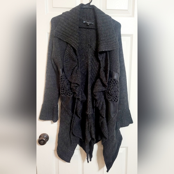 LIKE NEW BOUTIQUE BLACK CARDIGAN - Picture 1 of 9